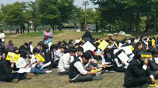5월 10일 안산 촛불행동을 위해 참석한 아이들이 자리를 잡고 앉아있다.