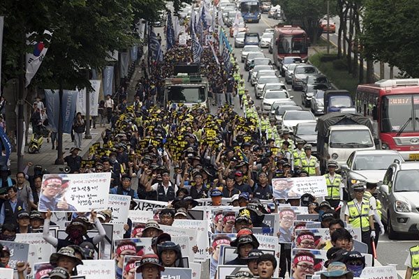 삼성전자서비스지회와 티브로드지부를 비롯한 민주노총 조합원들이 삼성 본관을 향해 행진을 했다. 
