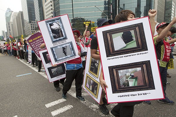 삼성전자서비스지회와 티브로드지부를 비롯한 민주노총 조합원들이 삼성 본관을 향해 행진을 했다.