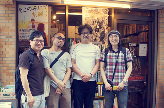 왼쪽부터, 일본말 통역을 도와준 제프리님, 30년 이상 오랜 발행역사를 자랑하는 '월간 헌책잡지' 디자이너(우연히 이날 오토와칸에서 만났다), 오카자키 타케시씨, 필자.