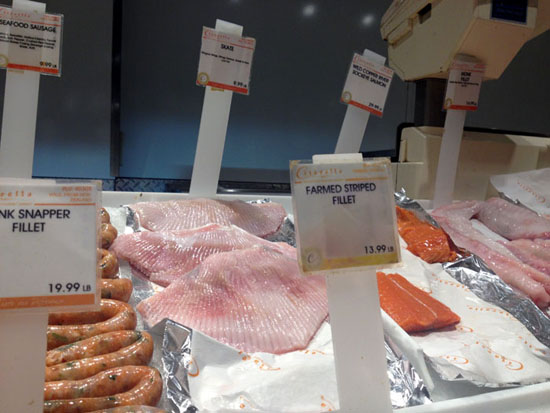 한때 버리던 생선, 홍어가 뉴욕의 고급 수퍼 시타렐라에서 파운드 당 $9.99에 팔리고 있다. 뉴욕/뉴저지 한양마트에선 냉동 홍어가 $3.99, 프레시 홍어는 $4.99로 훨씬 저렴하다.