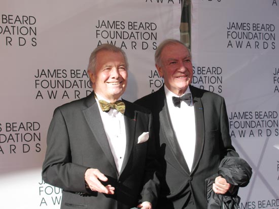 2013년 제임스비어드재단상 시상식에서 인기 요리사 자크 페팽(왼쪽)씨는 프랑스에선 오래 전부터 홍어요리를 먹어왔다고 밝혔다.