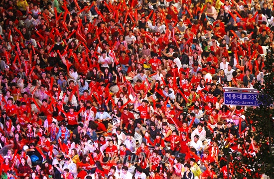 붉은 물결 이룬 응원 인파 23일 오전 브라질월드컵 알제리전 응원에 나선 시민들이 광화문광장을 가득 채우고 있다.