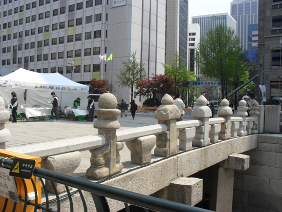 이방원이 정릉의 석물을 이용해서 만든 광통교. 서울 청계천에 있다. 왼쪽 빌딩은 한국관광공사. 
