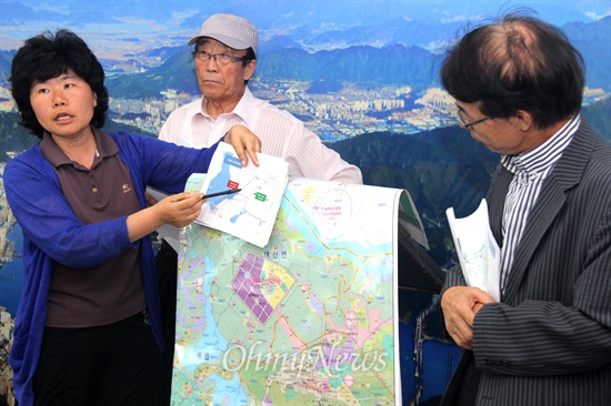  한국전력공사가 주남저수지 쪽에 전봇대를 설치하는 공사를 벌이는 가운데, 마산창원진해환경연합은 23일 창원시청에서 기자회견을 열어 "창원시는 멸종위기종 재두루미를 잡는 올가미를 승인할 것인가. 한전은 전깃줄 설치계획을 철회하라"고 촉구했다.