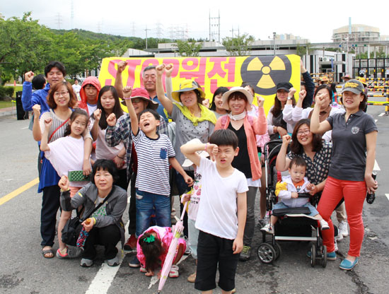 지난 22일 환경운동연합이 전국 회원대회를 개최, 경주 월성원자력본부 앞에서 노후원전 폐쇄를 주장하며, 결의대회를 열었다.