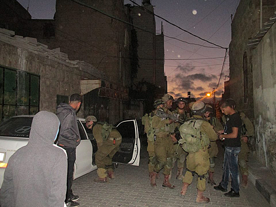 팔레스타인들이 타고 있는 차량을 무차별적으로 검문하고 수색하는 이스라엘 군인들.