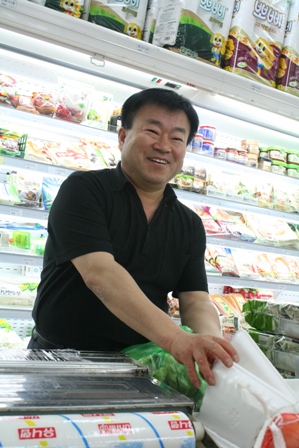 조합 관련 일을 끝마치고 돌아온 김남현 이사장이 본인 가게에서 상품정리를 하고 있다