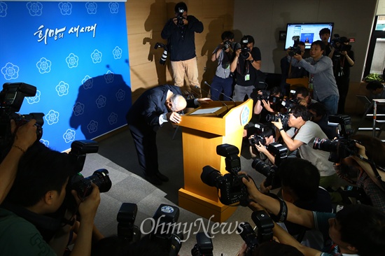 문창극 국무총리 후보자가 지난 6월 24일 오전 서울 광화문 정부서울청사에서 후보사퇴 기자회견에서 입장을 밝힌 후 인사를 하고 있다. 