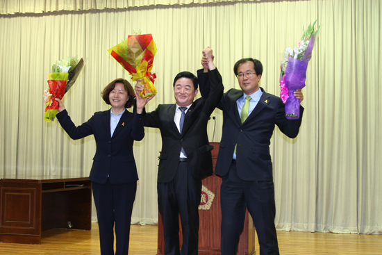  

왼쪽 김유임 의원, 가운데 강득구 의원, 오른쪽 김현삼 의원