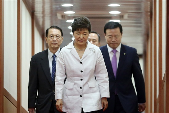 중앙아시아 3개국 순방을 마친 박근혜 대통령이 지난 21일 저녁 서울공항에 도착, 김기춘 비서실장 등과 함께 공항을 나서고 있다. 