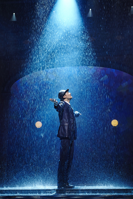 'Singing in the rain'의 한 장면.