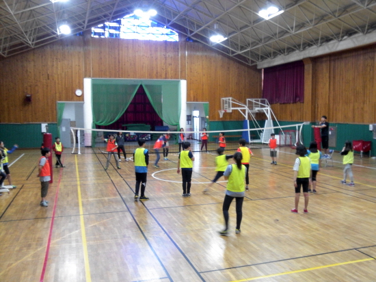 체육수업 중 인디아카(뉴스포츠) 경기를 하고 있는 초등학생들