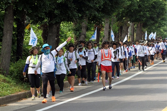 경남과학기술대학교 재학생 150여명은 여름방학을 맞아 국토 대장정 및 봉사활동에 나섰다. 
