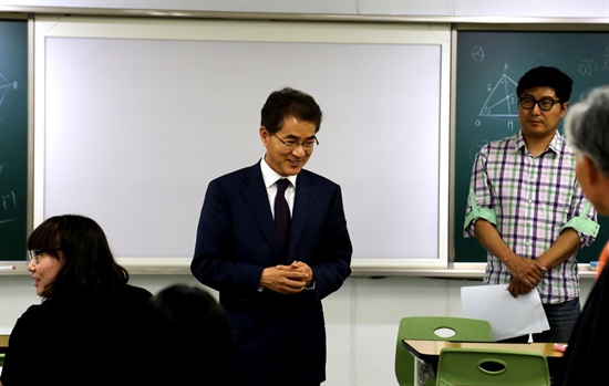 박종훈 경남도교육감 당선인은 22일 저녁 거창 대성고등학교를 깜짝 방문했다. 