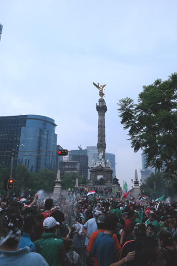 멕시코 독립기념탑 주위에서 16강 진출을 기뻐하는 멕시칸들