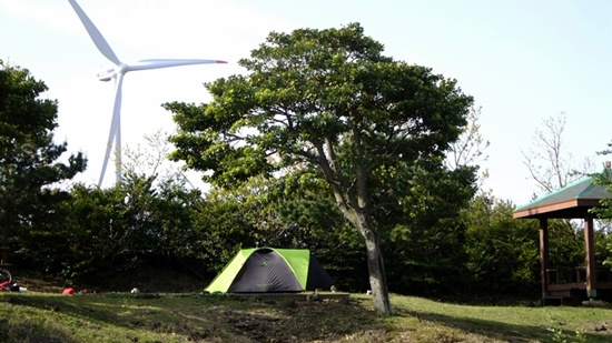  풍차 날개를 쳐다보며 텐트를 칠 때만 해도 한밤의 바람의 습격은 상상도 못했다.  