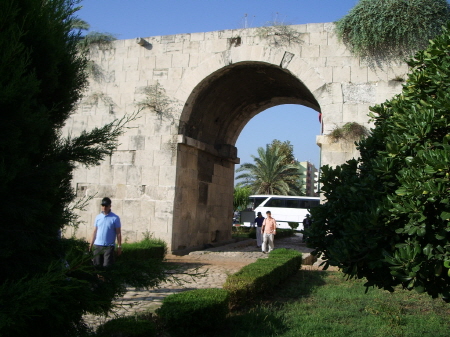 클레오파트라와 안토니우스의 열애를 기념하기 위해 세워진 ‘클레오파트라의 문(Cleopatra's Gate)’이 터키 남부 다소(Tarsus)에 있다. 이곳에서 둘은 사랑의 미로를 걸었다고 한다.