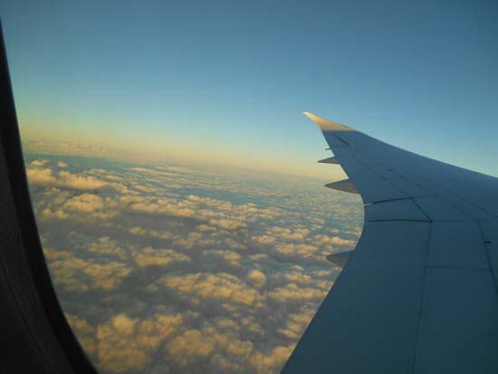 구름위를 날고 있는 비행기. 현실과 이상의 중간지대를 날고 있었다.