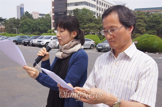 비정규교수노조 경북대분회 정보선 교수와 정용달 교수가 이명박 전 대통령의 명예박사학위 수여 취소를 요구하는 성명서를 발표하고 있다.