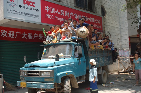 트럭 한대로 시장을 보고 가는 중국 후난성 펑황마을의 주민들. 고된 삶속에서 웃음을 잃지 않는다
