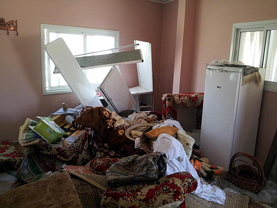 일요일 새벽 이스라엘 군인의 급습과 가택 수색이후의 집안의 모습.