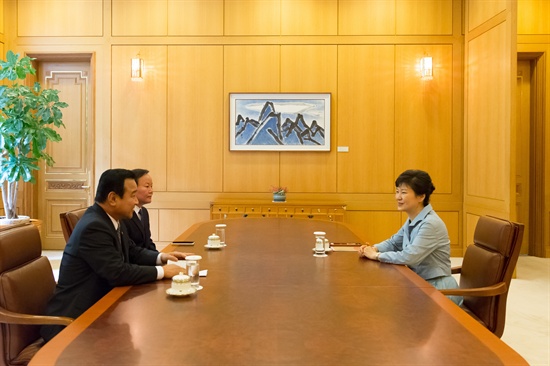 박근혜 대통령이 지난 6월 25일 청와대를 방문한 이완구(왼쪽) 새누리당 원내대표와 김재원 새누리당 원내수석부대표와 면담을 하고 있다.
