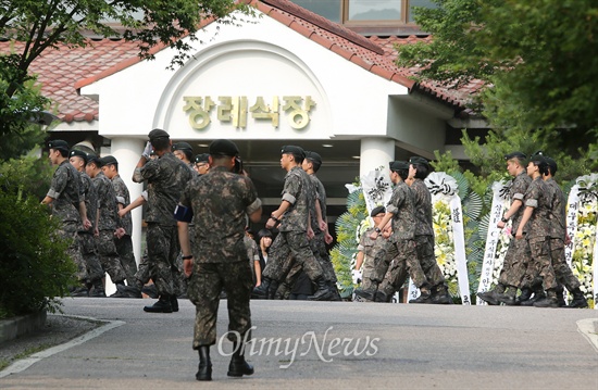 2014년 6월 26일 강원도 고성 22사단 GOP 총기 난사 사건으로 희생된 장병 5명의 합동분향소가 경기도 성남 국군수도병원 장례식장에 마련된 가운데 군인들이 단체 조문을 하고 있다.