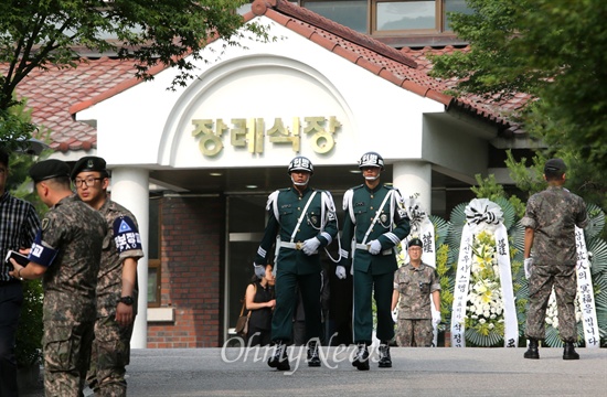 강원도 고성 22사단 GOP 총기 난사 사건으로 희생된 장병 5명의 합동분향소가 경기도 성남 국군수도병원 장례식장에 마련된 가운데, 26일 오후 일반 군인들이 분주하게 움직이고 있다.