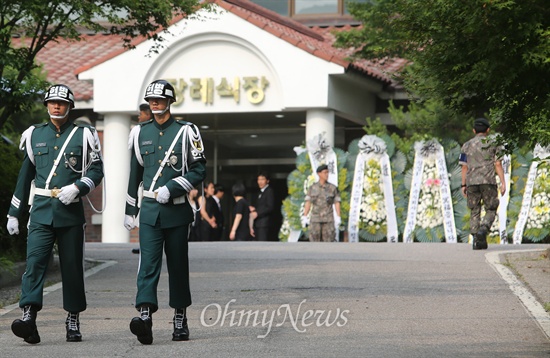 GOP장병 합동분향소 강원도 고성 22사단 GOP 총기 난사 사건으로 희생된 장병 5명의 합동분향소가 경기도 성남 국군수도병원 장례식장에 마련된 가운데, 26일 오후 일반 군인들이 분주하게 움직이고 있다.