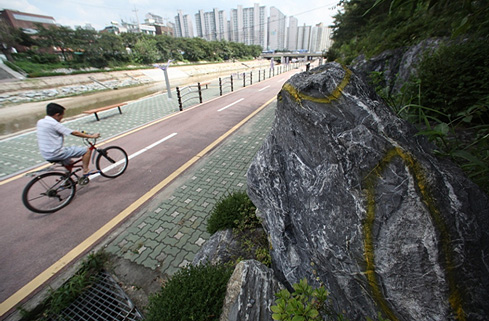 석면이 함유된 조경석이 사용된 서울 강북구의 우이천 자전거길.