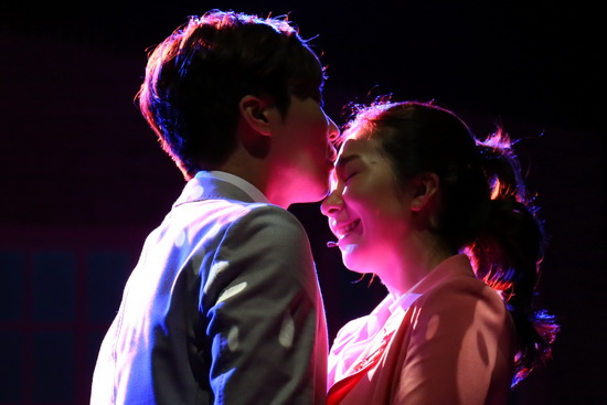 뮤지컬 <카페인> 프레스콜 에서 시연을 선보이는 조성모와 김지현