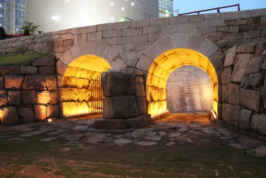서울시가 2009년에 복원한 이간수문의 현재 모습