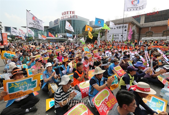 법외노조 철회, 전교조 탄압 중단을 요구하는 전교조 조합원들이 27일 조퇴를 한 뒤 서울역광장에 집결해 규탄 집회를 열고 있다.