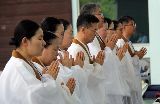 원불교대전충남교구 성직자들이 희생영가 천도제를 지내고 있다. 