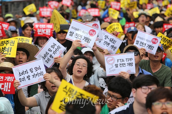 28일 오후 서울 청계광장에서 '쌀 전면개방 반대! 식량주권과 먹거리 안전을 위한 1차 범국민대회'가 열리고 있다.