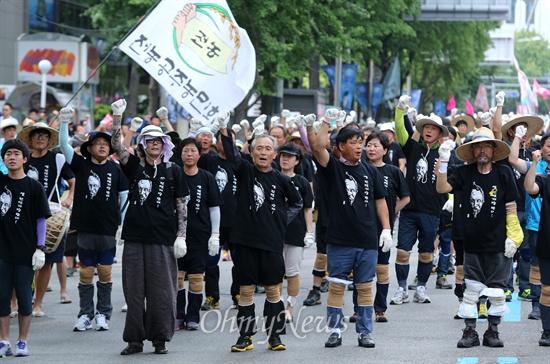 28일 오후 서울 청계광장에서 열린 '쌀 전면개방 반대! 식량주권과 먹기리 안전을 위한 1차 범국민대회' 참가자들이 삼보일배를 하고 있다.