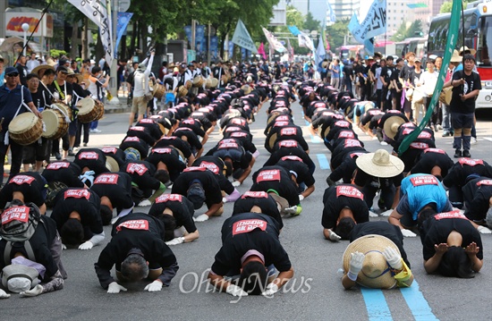 28일 오후 서울 청계광장에서 열린 '쌀 전면개방 반대! 식량주권과 먹기리 안전을 위한 1차 범국민대회' 참가자들이 삼보일배를 하고 있다.