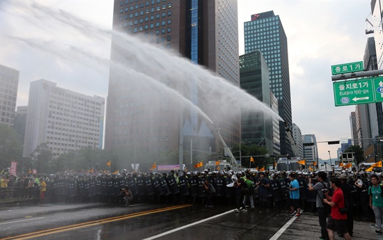 28일 서울 종각역 앞에서 경찰이 시위대를 해산시키기 위해 살수차로 물을 뿌리고 있다.