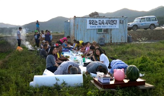 밀양765kV송전탑반대대책위는 28일 오후 밀양 상동면 고정마을을 비롯해 4곳에서 컨테이너 등으로 송전탑 반대 농성장을 차린 뒤 개장식을 겸해 촛불문화제를 열었다.