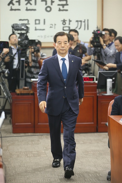  한민구 국방부 장관 후보자가 29일 국회 국방위원회 인사청문회에서 선서문을 전달한 뒤 자리로 돌아가고 있다.