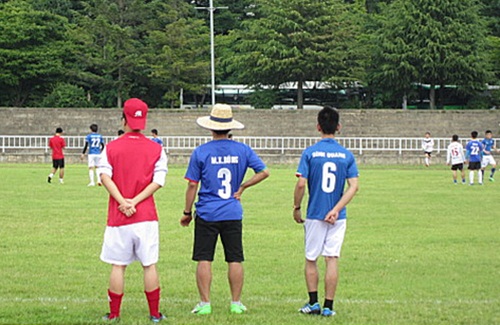 전국 베트남 유학생 축구대회에서 경기를 관람하고 있는 학생들