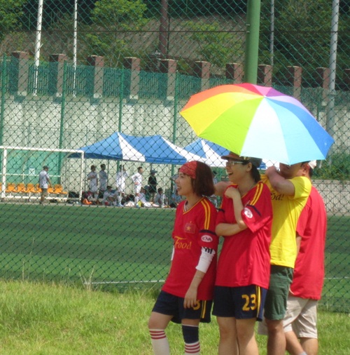 전국 베트남 유학생 축구대회에서 경기를 즐기고 있는 학생들