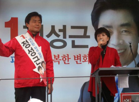 2012년 총선 당시 정성근 후보의 선거운동에 나선 정미홍씨. 