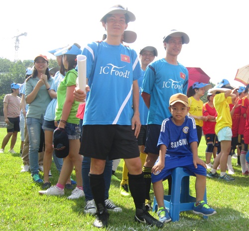 전국 베트남 유학생 축구대회의 개막식. 남자 아이의 당당한 표정이 인상적이다.