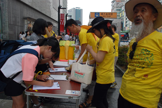 천안종합터미널 앞에서 벌어진 '세월호 천만서명'. 학생 참가자들의 서명이 줄을 잇습니다.