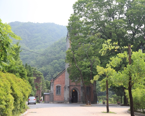 풍수원성당은 국내 네 번째로 지어진 성당이자, 한국인이 최초로 세운 성당이기도 하다. 