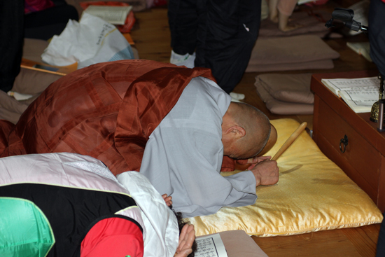 신도들 보다도 더 지극한 모습으로 기도를 올리고 있는 관해 스님