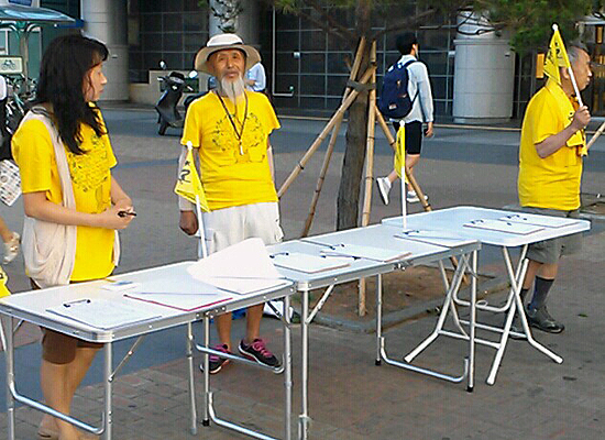 서명운동 진행 중인 순례단 세월호 '별들과의 동행' 순례단이 28일 저녁 평택역 앞에서 서명운동을 진행 중이다. 