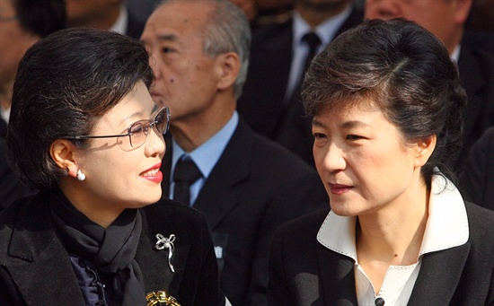 한나라당 박근혜 전 대표가 2007년 10월 26일 국립현충원 박 전 대통령 묘역에서 민족중흥회 주관으로 열린 박정희 전 대통령 서거 28주기 추도식에 참석, 동생 근령씨와 얘기를 나누고 있다.
